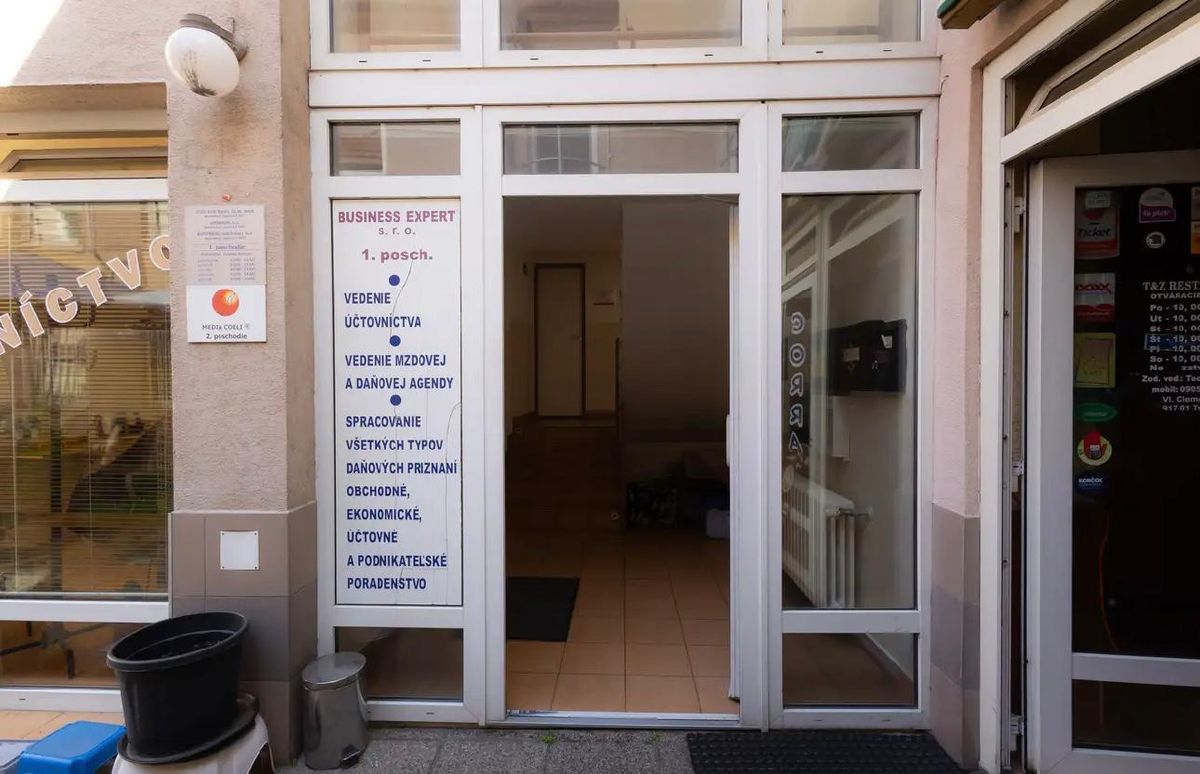 Vstupné dvere salónu na 1. poschodí